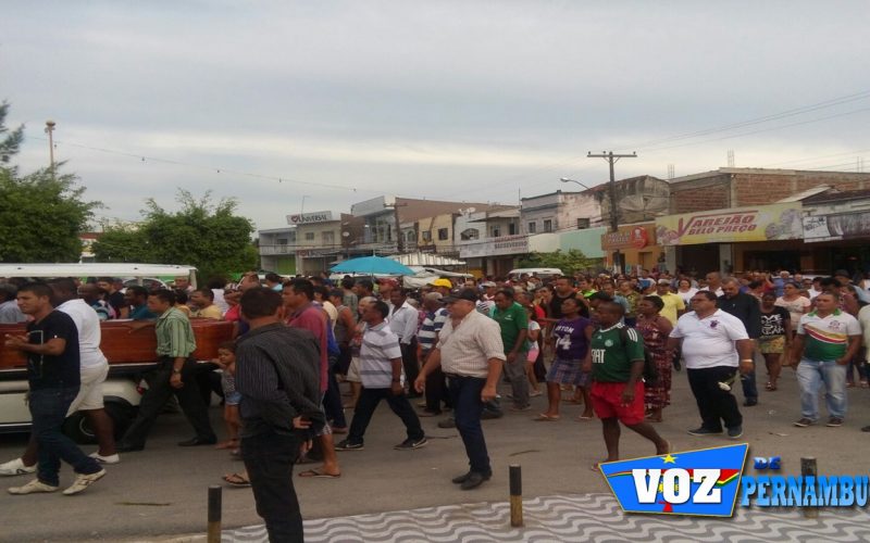 Familiares, amigos e população de Lagoa do Carro dão último adeus ao vereador Carlinhos Massa