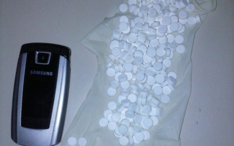 Mulher é presa em flagrante tentando entrar em Penitenciária com celular e comprimidos