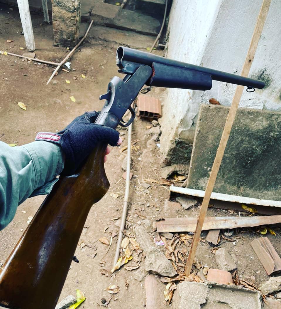 Arma e drogas foram apreendidas em Timbaúba